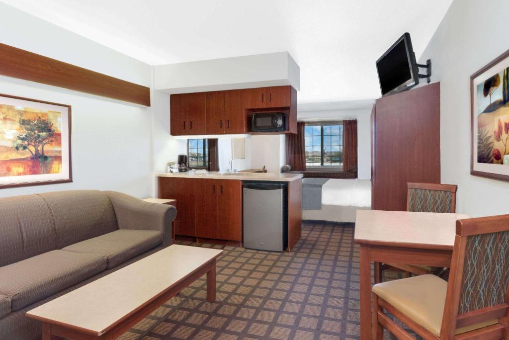 Χώρος καθιστικού στο Microtel Inn & Suites by Wyndham Rapid City