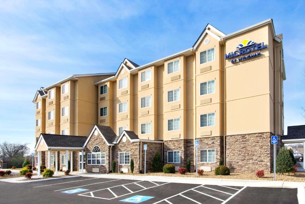 an image of a hotel exterior at Microtel Inn & Suites by Wyndham in Shelbyville