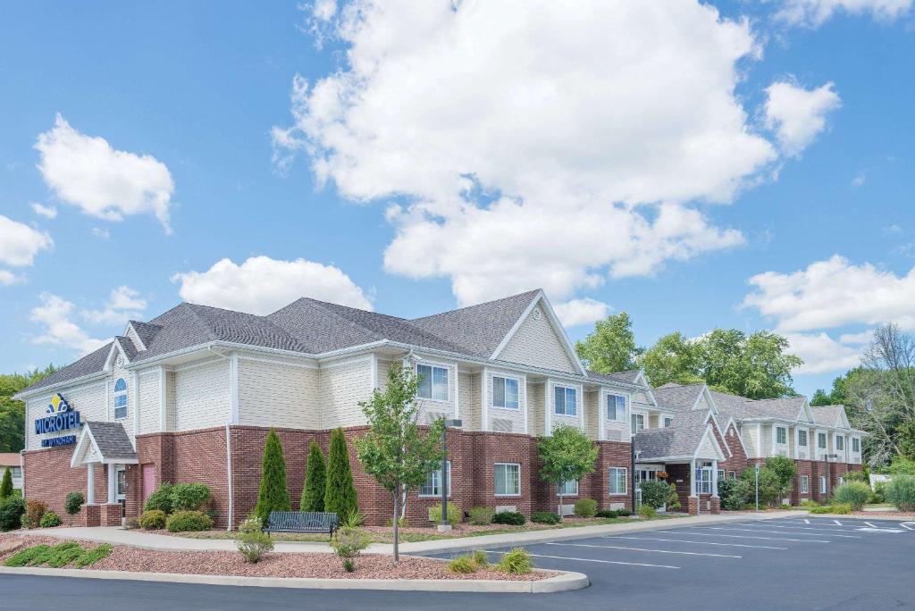 una fila de casas con una calle delante en Microtel Inn & Suites Chili/Rochester, en Chili Center