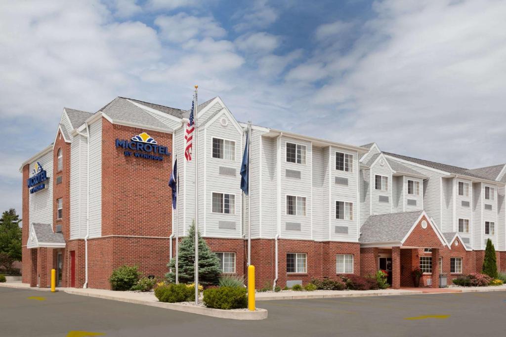 un hotel con un cartello sul lato di un edificio di Microtel by Wyndham South Bend Notre Dame University a South Bend