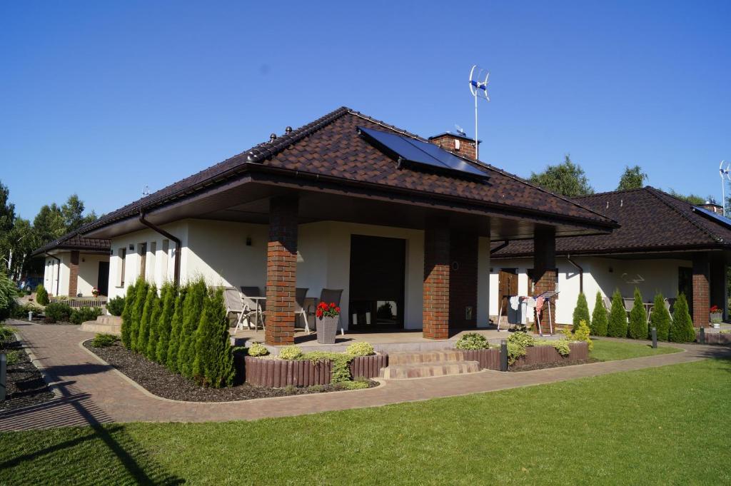 una casa con tetto e prato di Willa Radawka a Dziwnówek