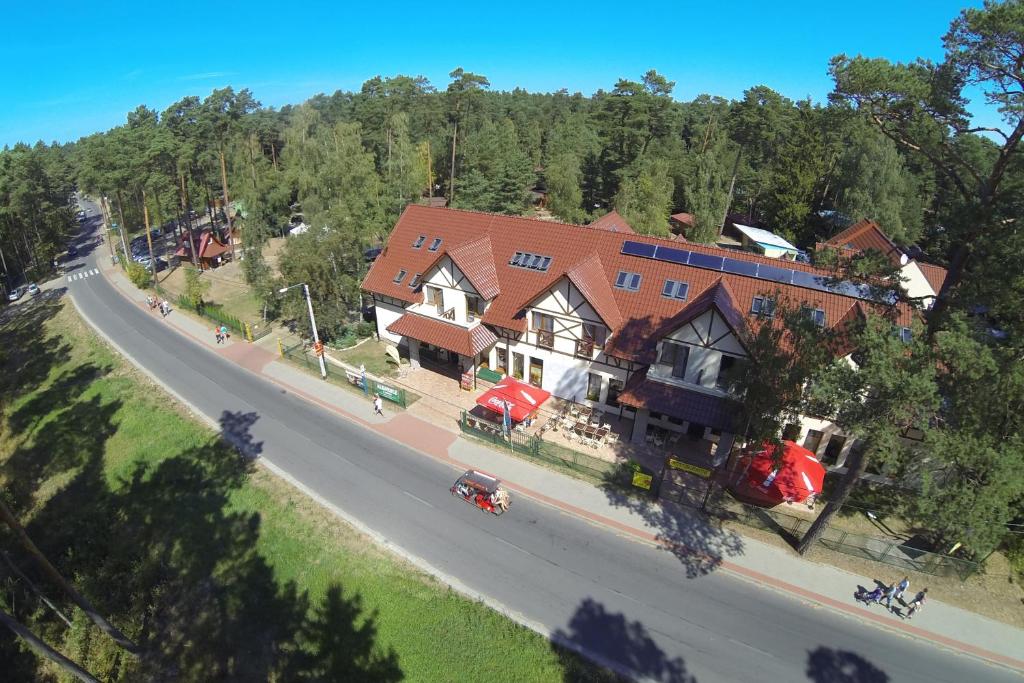 una vista aerea di una grande casa su una strada di OW Krakus I - pokoje i domki a Stegna