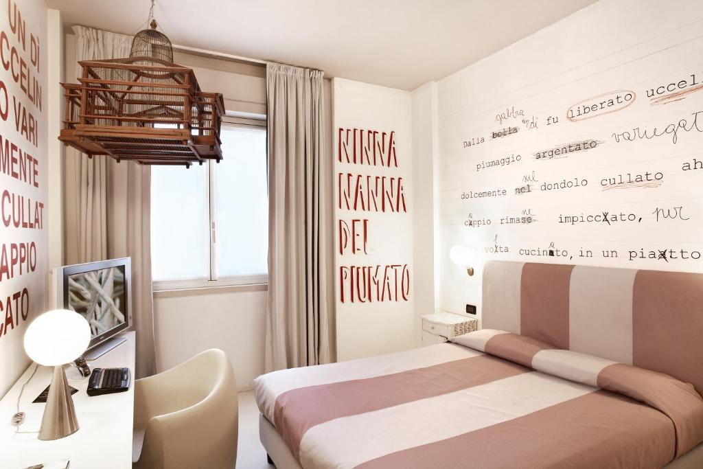 A bed or beds in a room at Art Hotel Boston