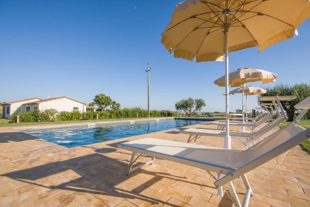 Bazén v ubytovaní Agriturismo Il Mirto alebo v jeho blízkosti