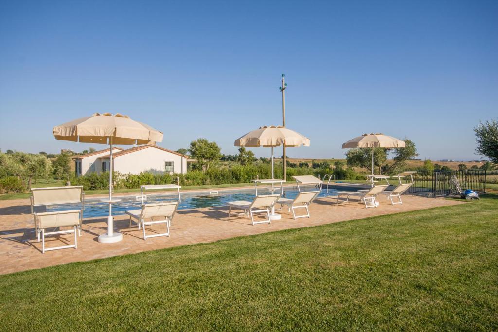 Bazén v ubytovaní Agriturismo Il Mirto alebo v jeho blízkosti