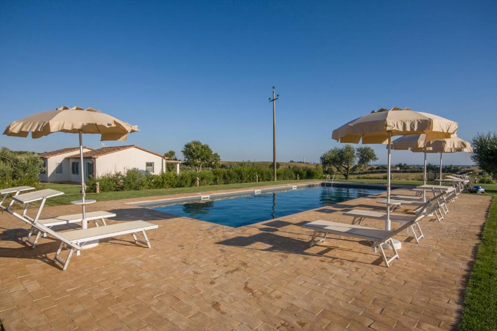 Bazén v ubytovaní Agriturismo Il Mirto alebo v jeho blízkosti