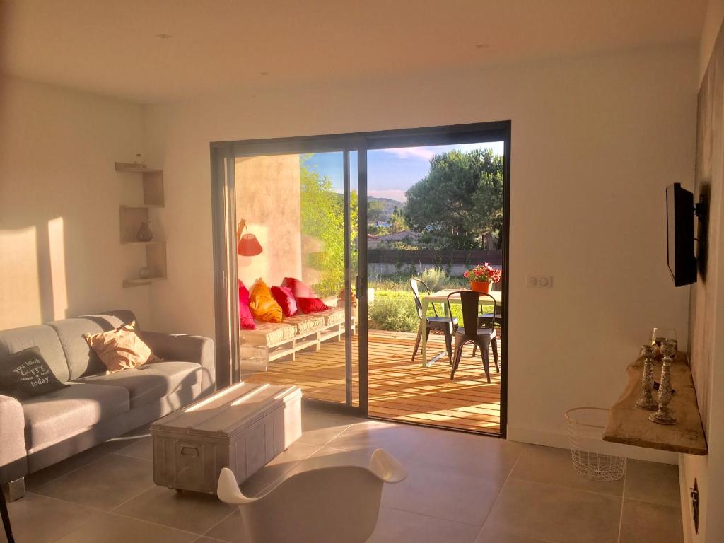 un salon avec une porte coulissante s'ouvrant sur une terrasse. dans l'établissement Résidence U Rapalinu, à Molini