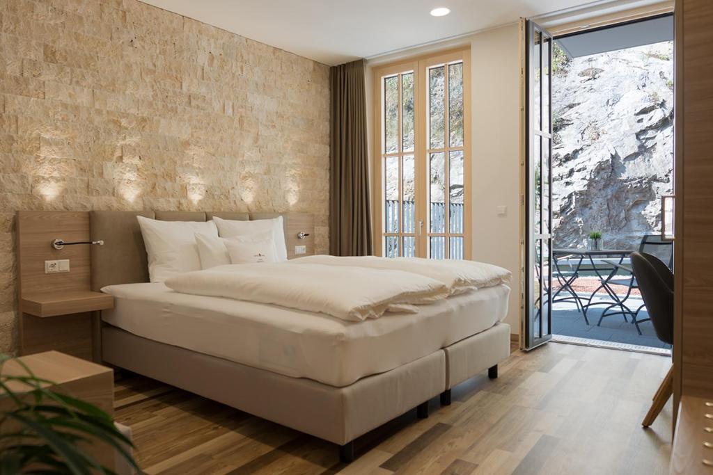 Hotelmyhome - Deluxe Double Room