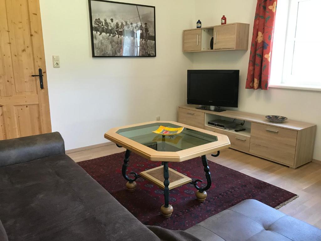 Televízia a/alebo spoločenská miestnosť v ubytovaní Ferienhaus Franz Eisl Radau 39