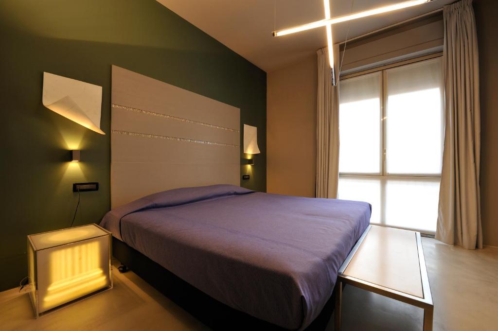 A bed or beds in a room at Art Hotel Boston
