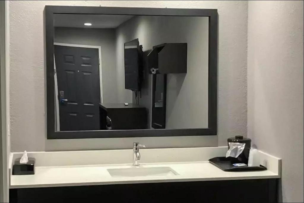 Rodeway Inn South - King Room - Accessible/Non-Smoking