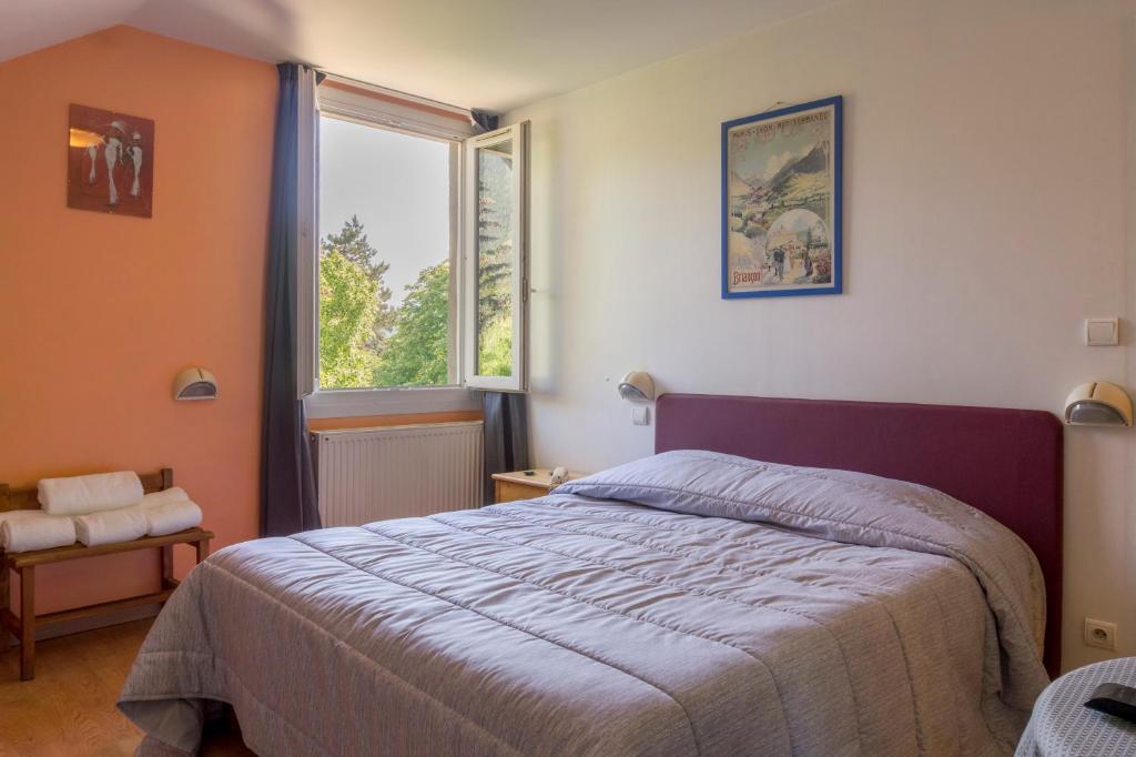Postel nebo postele na pokoji v ubytování Hôtel De Paris