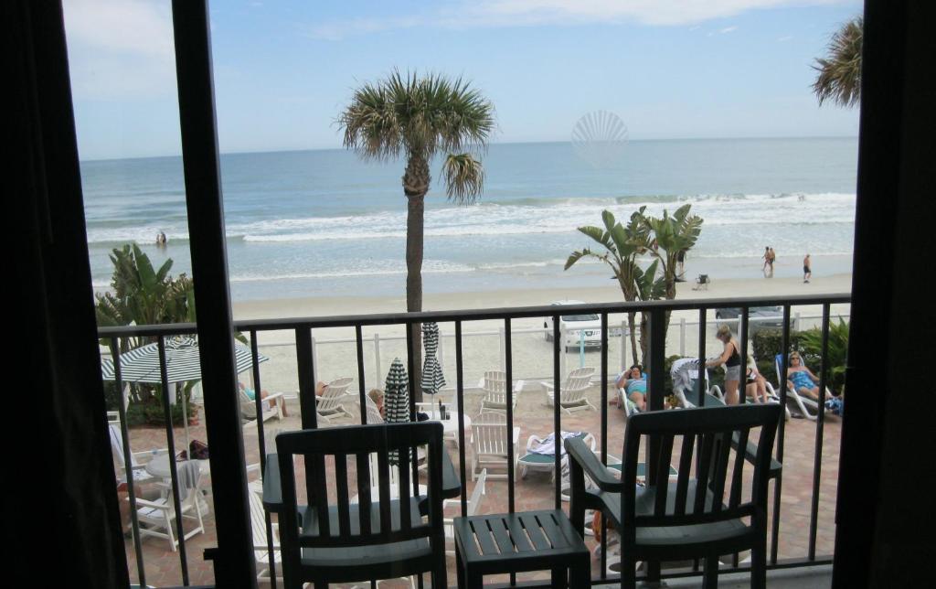 Days Inn by Wyndham Daytona Oceanfront photo