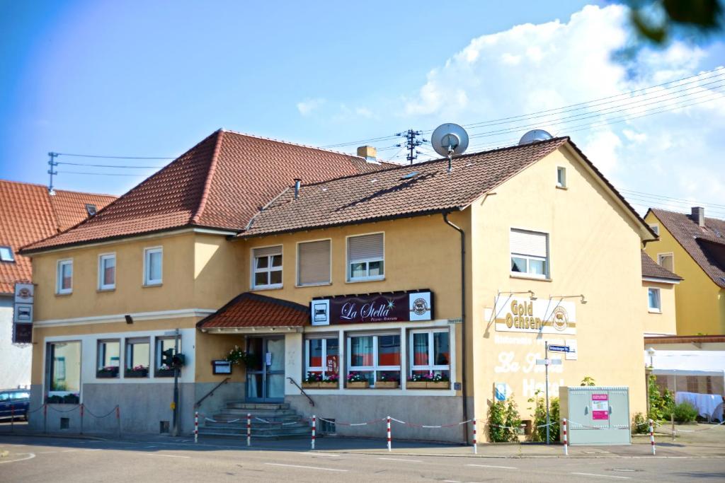 un edificio con un cartello sulla parte anteriore di La Stella a Süßen