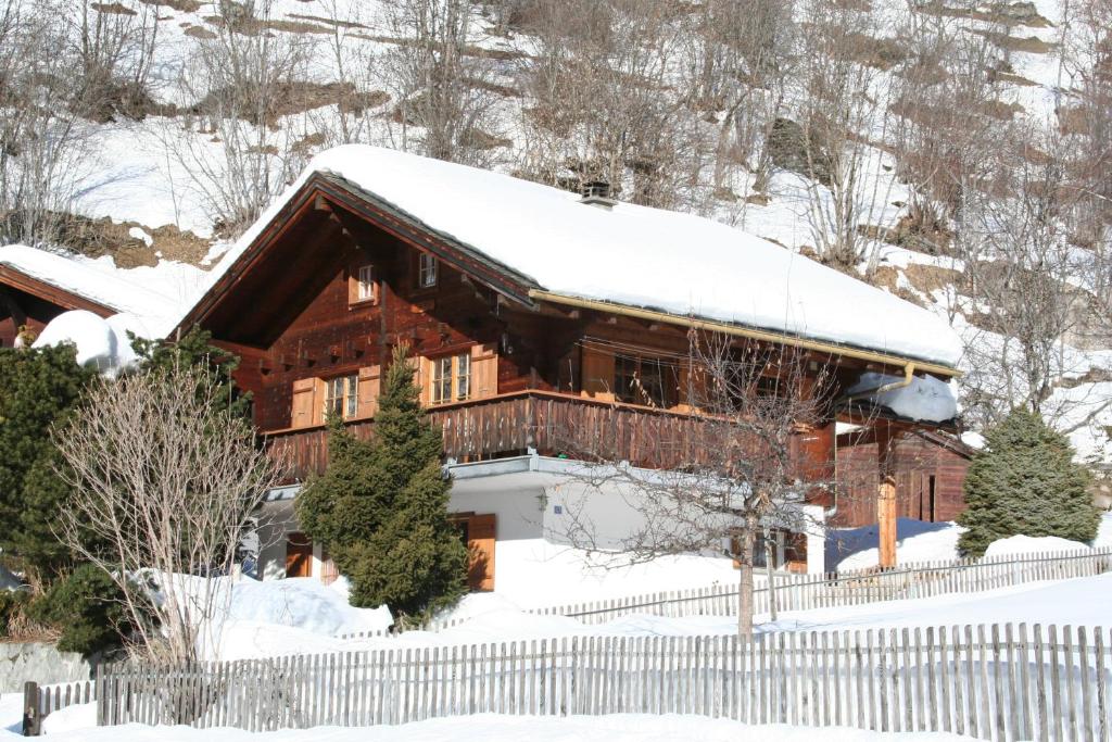 una casa cubierta de nieve con una valla en Saxo, en Blatten bei Naters