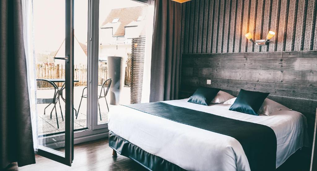 Кровать или кровати в номере Logis- Hôtel de la Baie de Wissant & Appartements