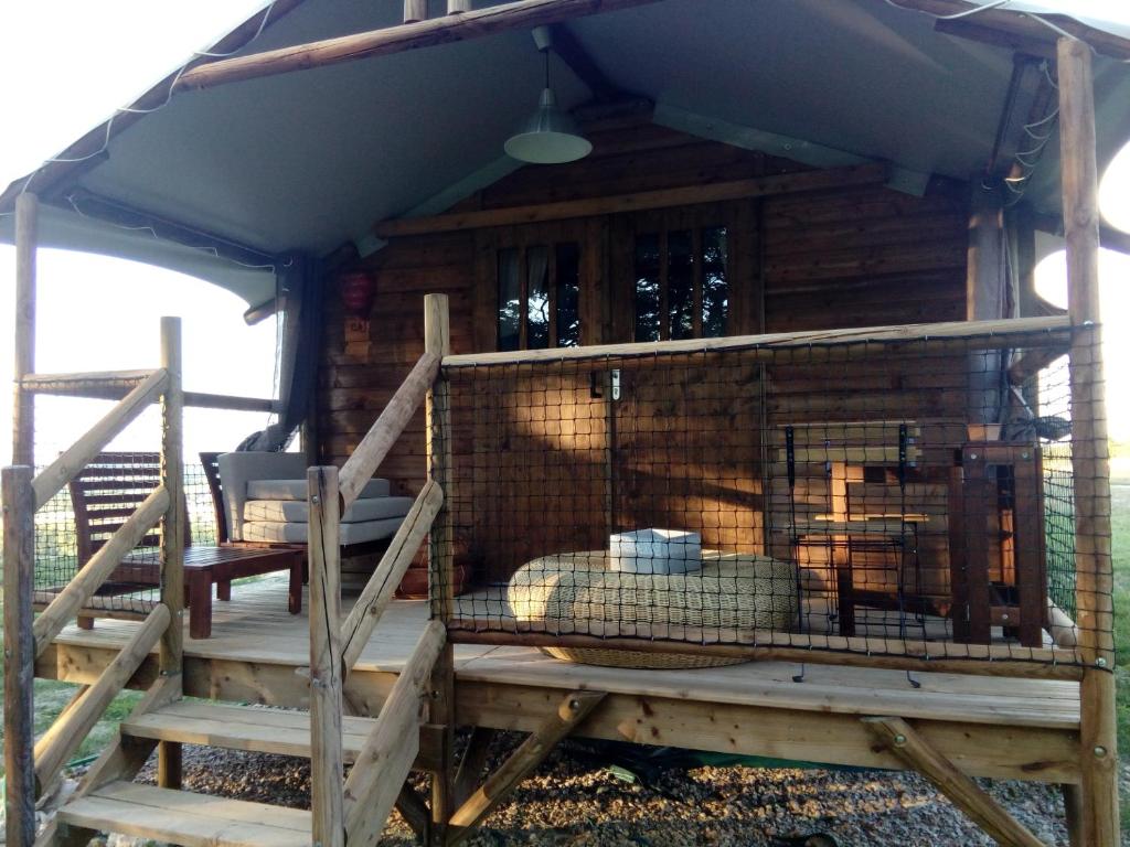 une cage pour oiseaux à l'avant d'une maison dans l'établissement Les lodges d'Adelaide, à Cahuzac-sur-Vère