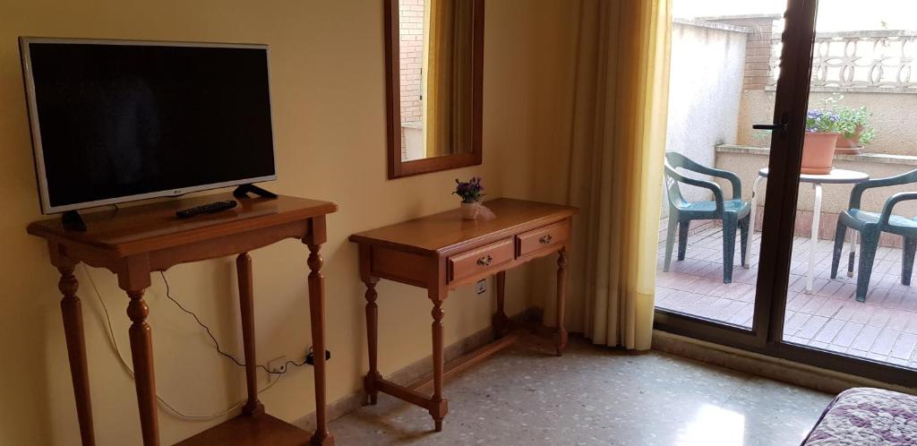 TV a/nebo společenská místnost v ubytování Hotel Reina Isabel