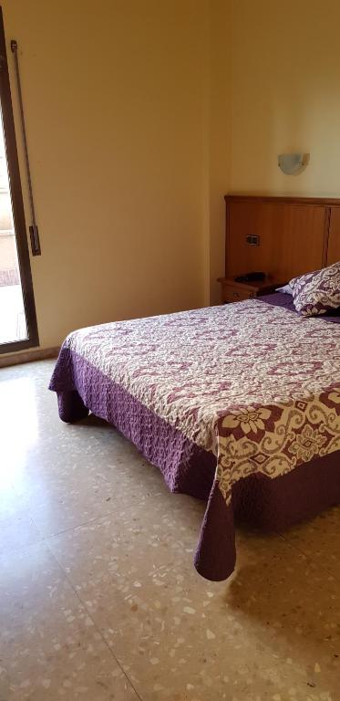 Postel nebo postele na pokoji v ubytování Hotel Reina Isabel