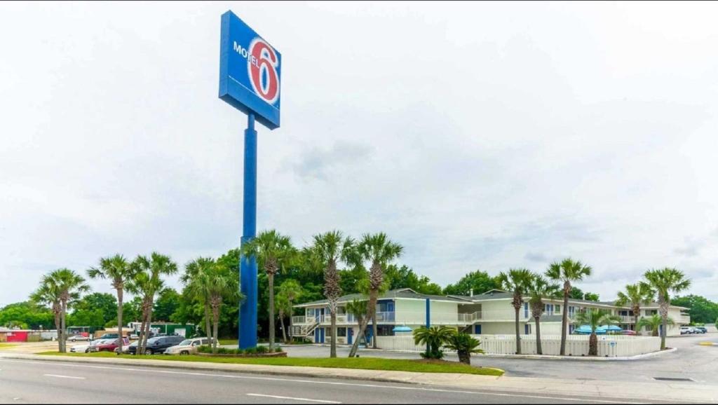 una representación de un cartel colgante frente a un hotel en Motel 6 - Pensacola West, en Pensacola