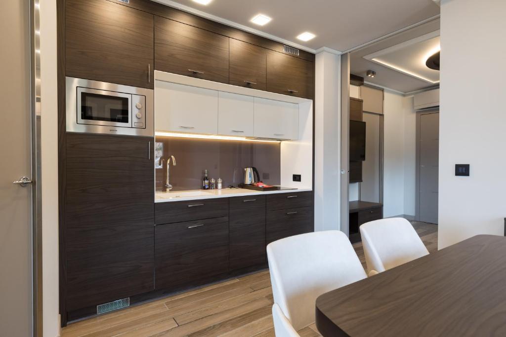 Kuchyň nebo kuchyňský kout v ubytování RMH Lazure Luxury Apartments