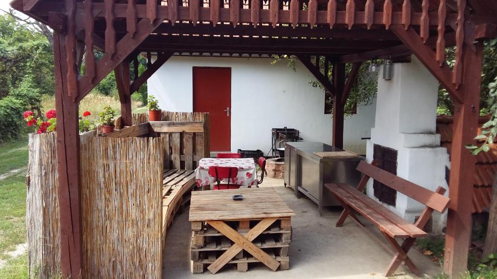 Patio alebo iná vonkajšia časť ubytovania Osho Vendégház