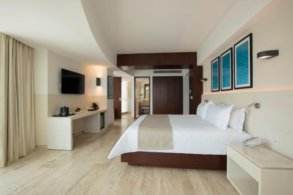 Postel nebo postele na pokoji v ubytování Krystal Grand Cancun All Inclusive