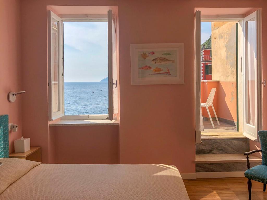 - une chambre avec une fenêtre donnant sur l'océan dans l'établissement Ai Pesci Room Rental, à Riomaggiore
