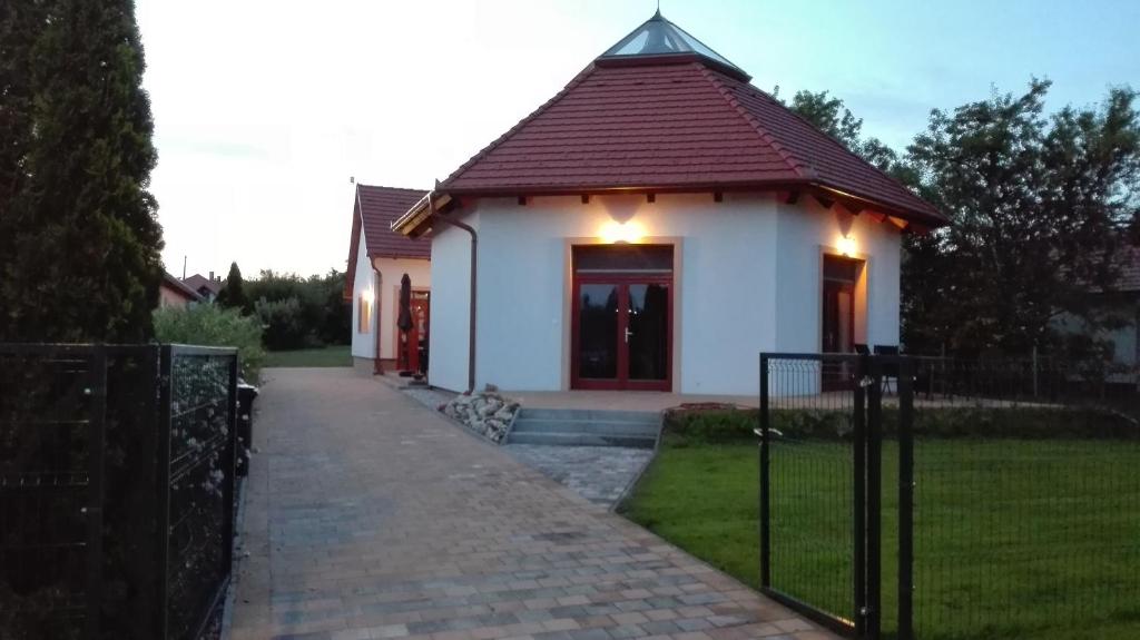 バラトンアカリにあるÉgrelátó Vendégházの赤屋根の小さな白い家