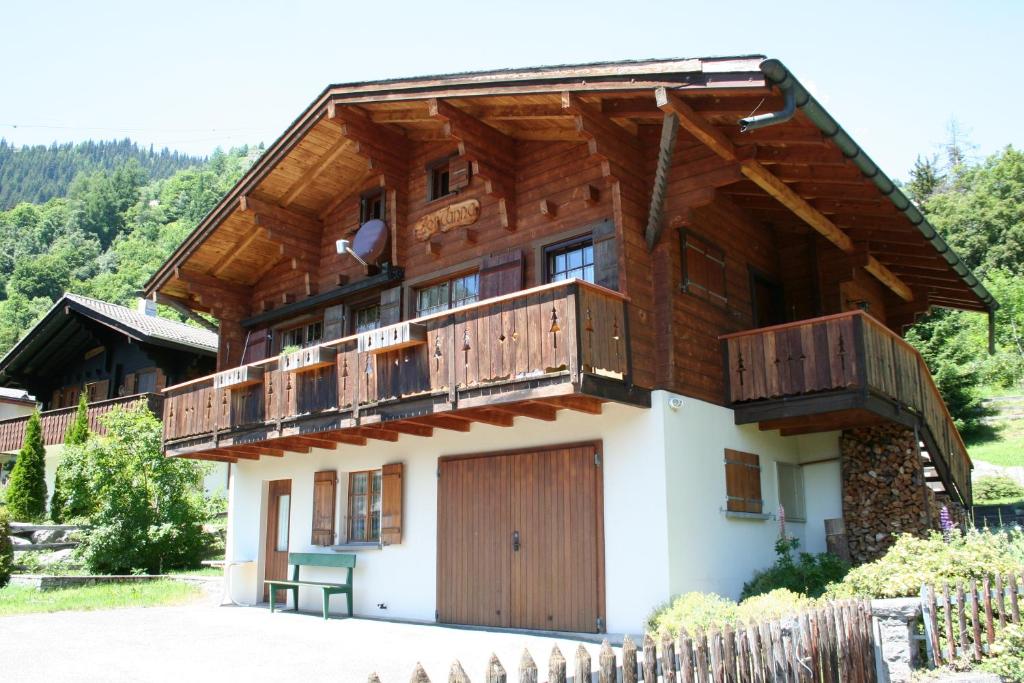 une maison avec des balcons en bois au-dessus dans l'établissement Zer Tanna, à Blatten bei Naters