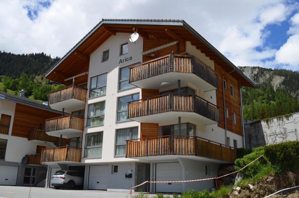 un immeuble d'appartements avec balcon et parking dans l'établissement Arica, à Blatten bei Naters