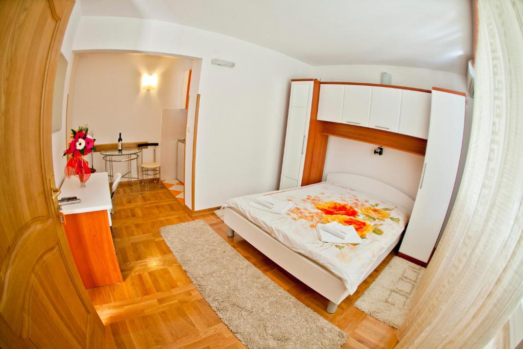 Postel nebo postele na pokoji v ubytování Apartments Stefan