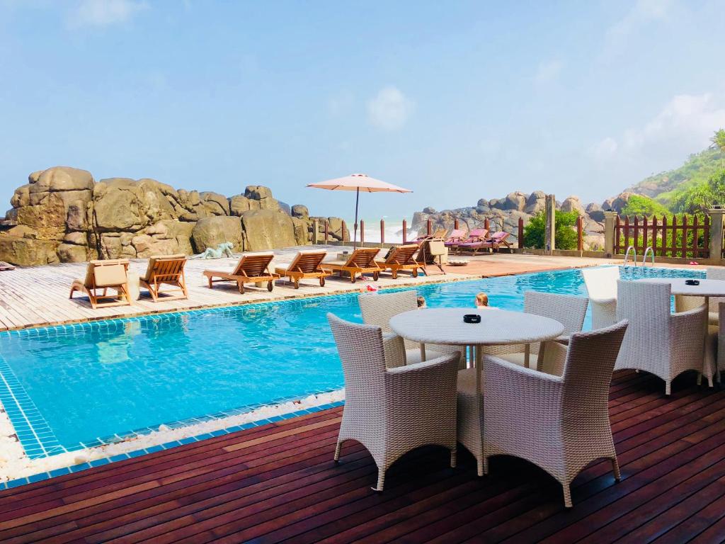Bazén v ubytování Thaproban Pavilion Resort and Spa nebo v jeho okolí