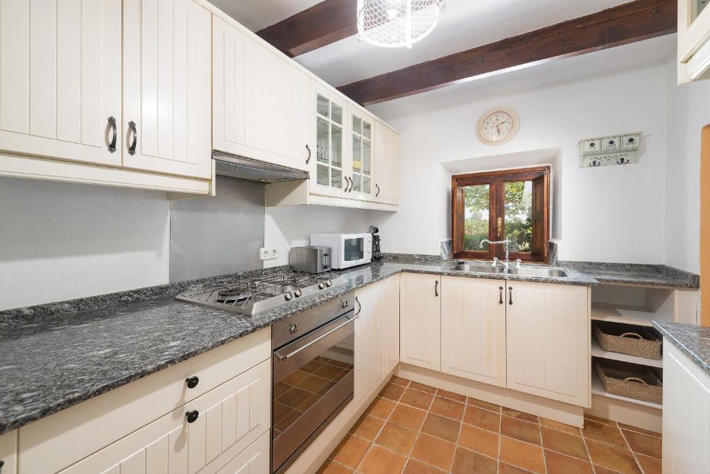 Kuchyň nebo kuchyňský kout v ubytování Villa SON FUM by Mallorca Villa Selection