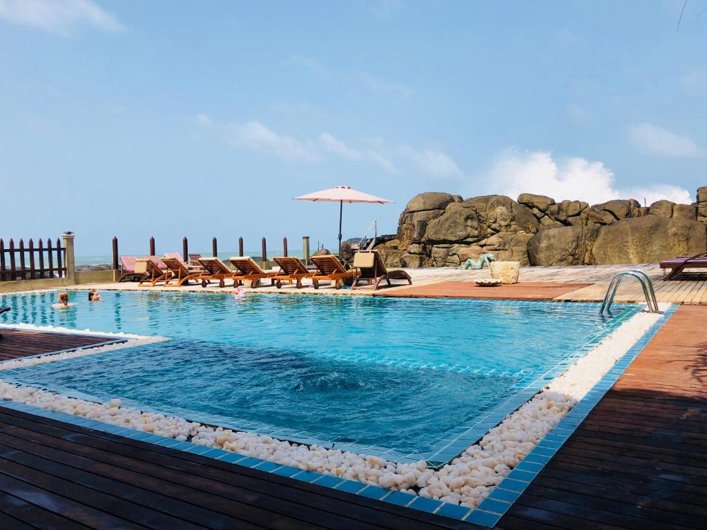 Bazén v ubytování Thaproban Pavilion Resort and Spa nebo v jeho okolí