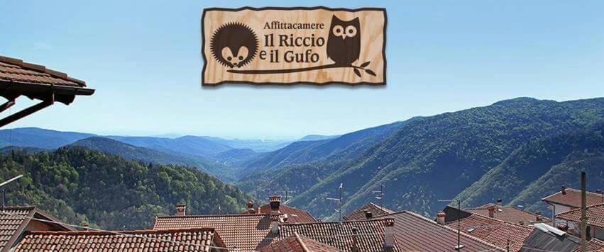 una señal para un club eléctrico indoco en las montañas en Il Riccio E Il Gufo en Cepletischis