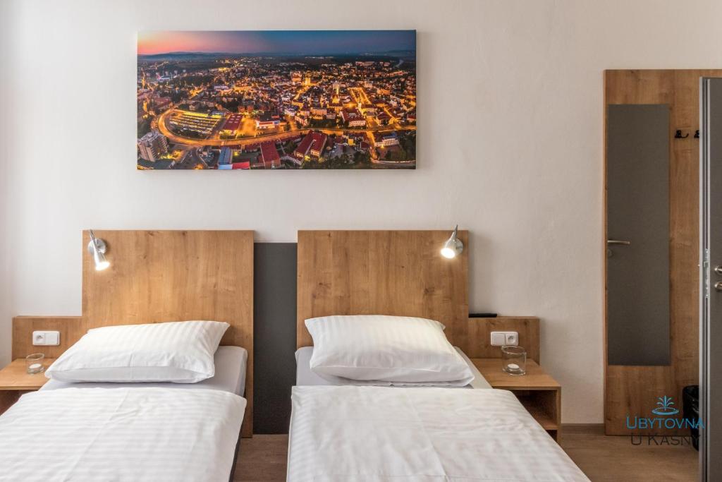 Postel nebo postele na pokoji v ubytování Ubytovna U Kašny