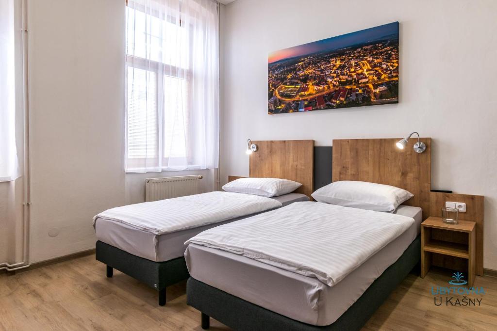 מיטה או מיטות בחדר ב-Ubytovna U Kašny
