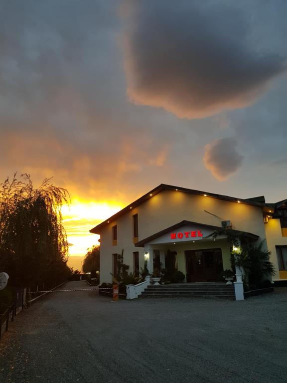 Východ nebo západ slunce při pohledu z hotelu nebo okolí