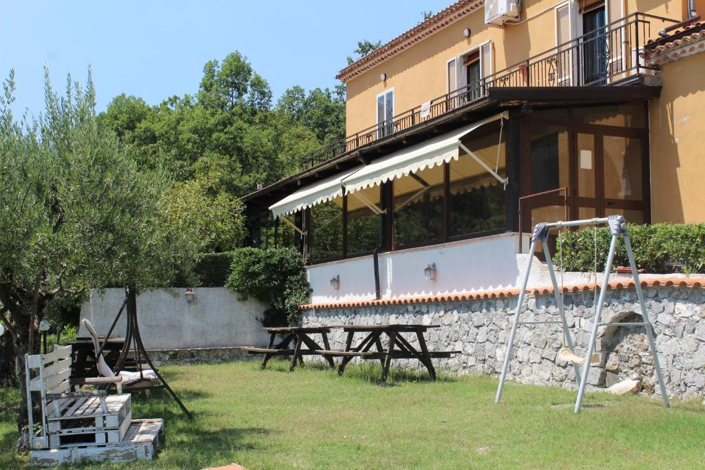 ラゴネグロにあるIl Rifugio del Cavaliereのピクニックテーブルとブランコ付きの家