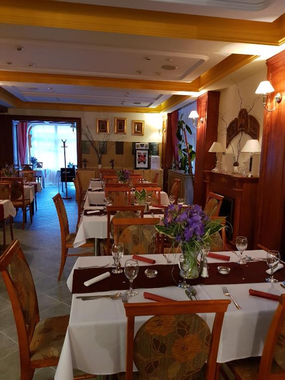 Restauracja lub miejsce do jedzenia w obiekcie Ezüstfenyő Hotel
