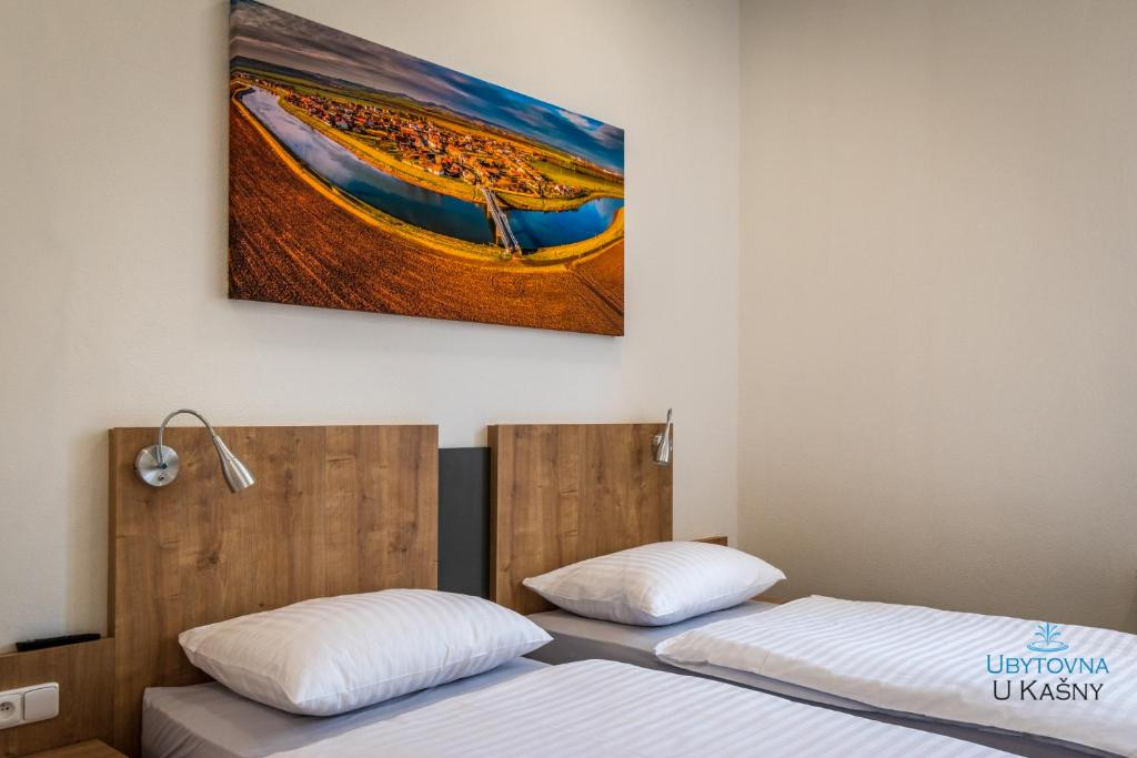Postel nebo postele na pokoji v ubytování Ubytovna U Kašny