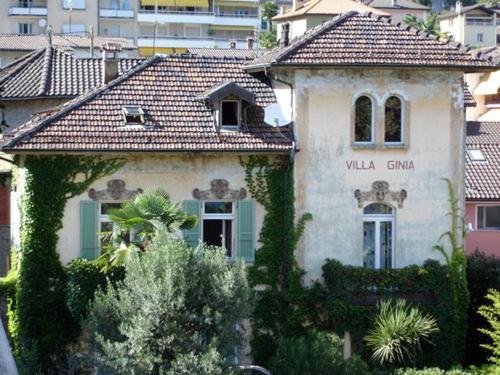 ein Haus mit Efeu, der nebenbei wächst in der Unterkunft B&B Villa Ginia in Locarno