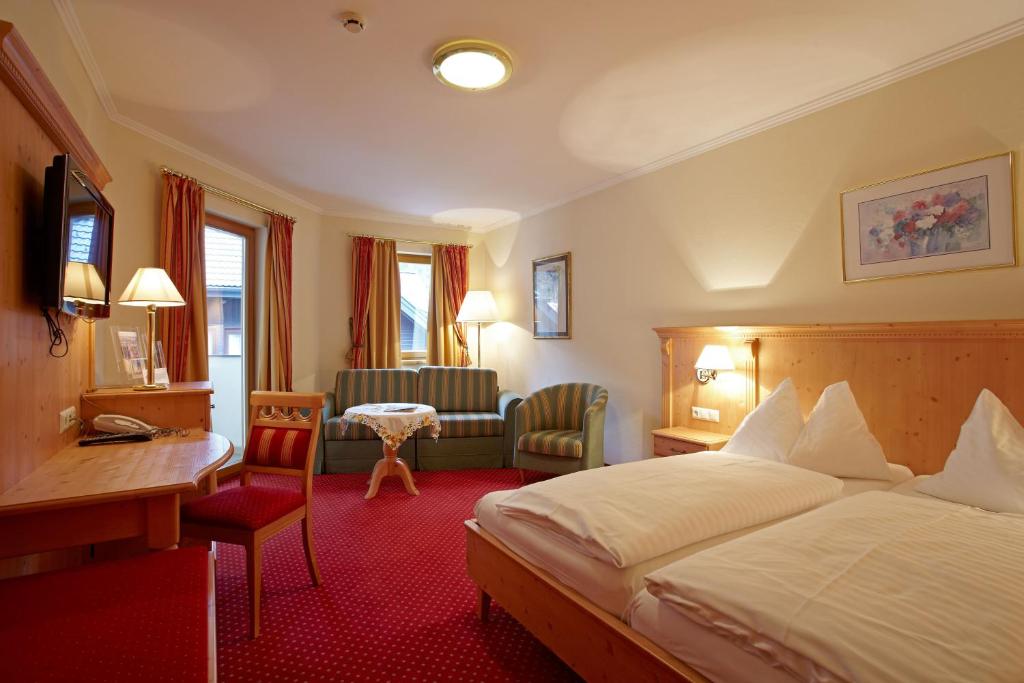 Postel nebo postele na pokoji v ubytování Familiengut Hotel Burgstaller