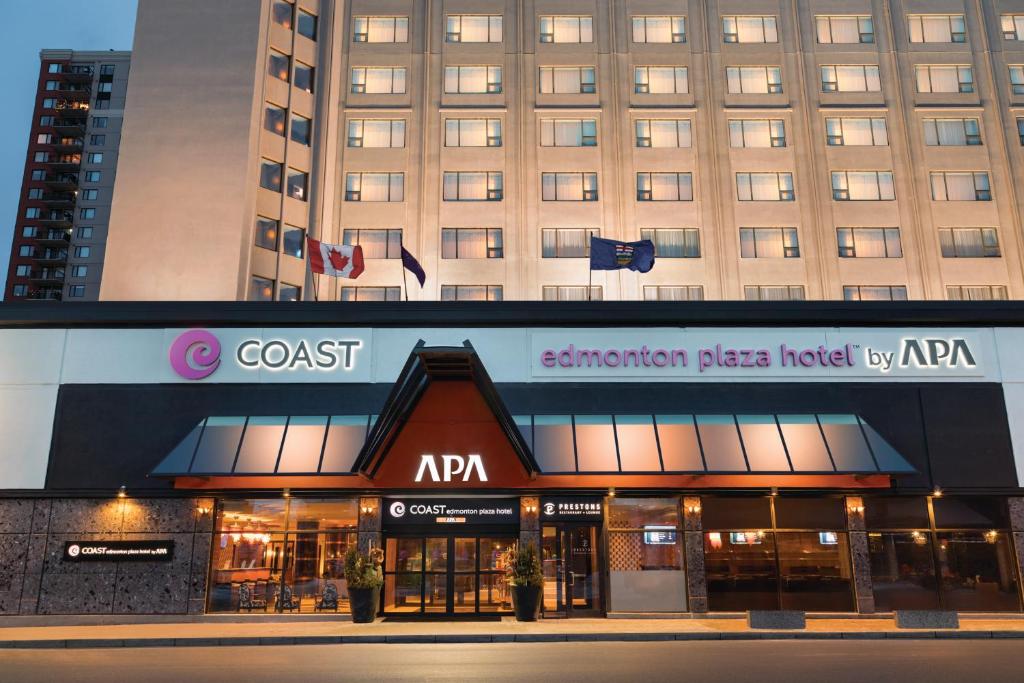 une façade d'hôtel devant un bâtiment dans l'établissement Coast Edmonton Plaza Hotel by APA, à Edmonton