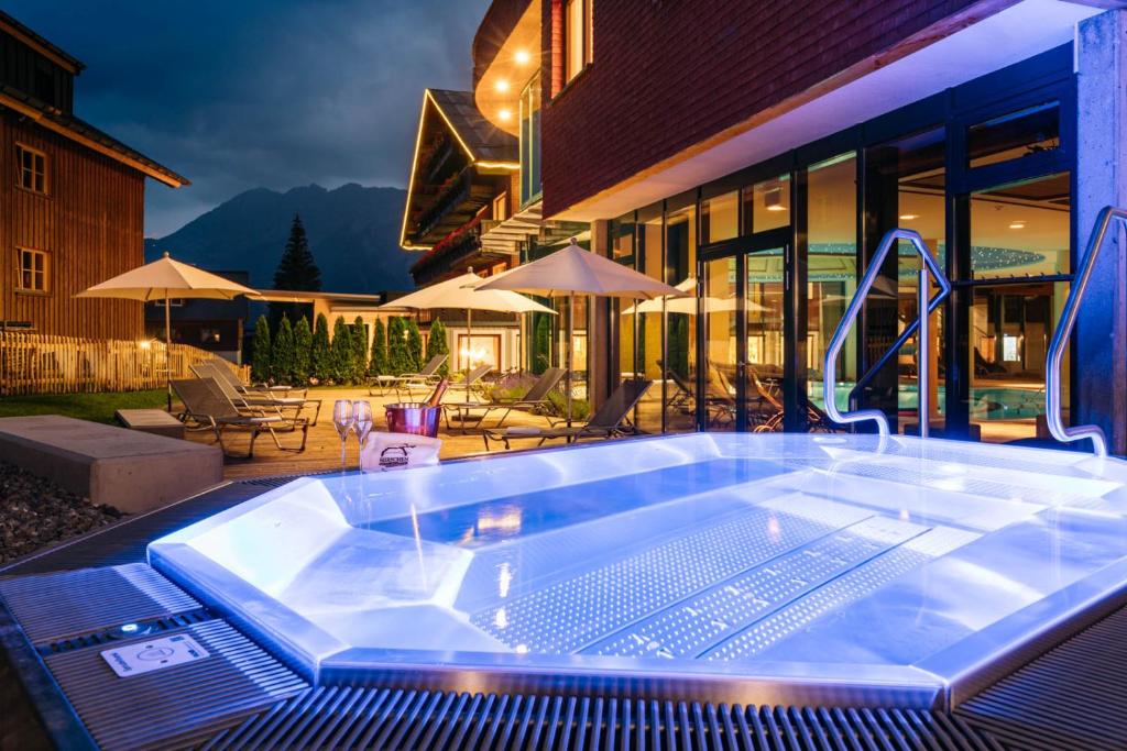 Bazén v ubytování Hirschen Wohlfühlhotel Bregenzerwald nebo v jeho okolí
