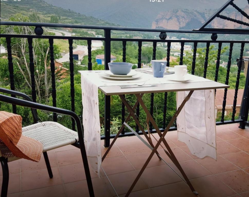 una mesa y sillas en un balcón con vistas en Un apartamento con vistas, aire acondicionado y wifi en Viguera