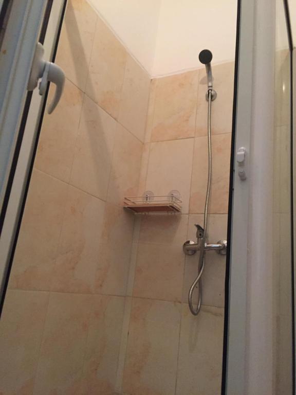 a shower with a shower head in a bathroom at Casa Namaste Bed & Breakfast/Appartement in Praia