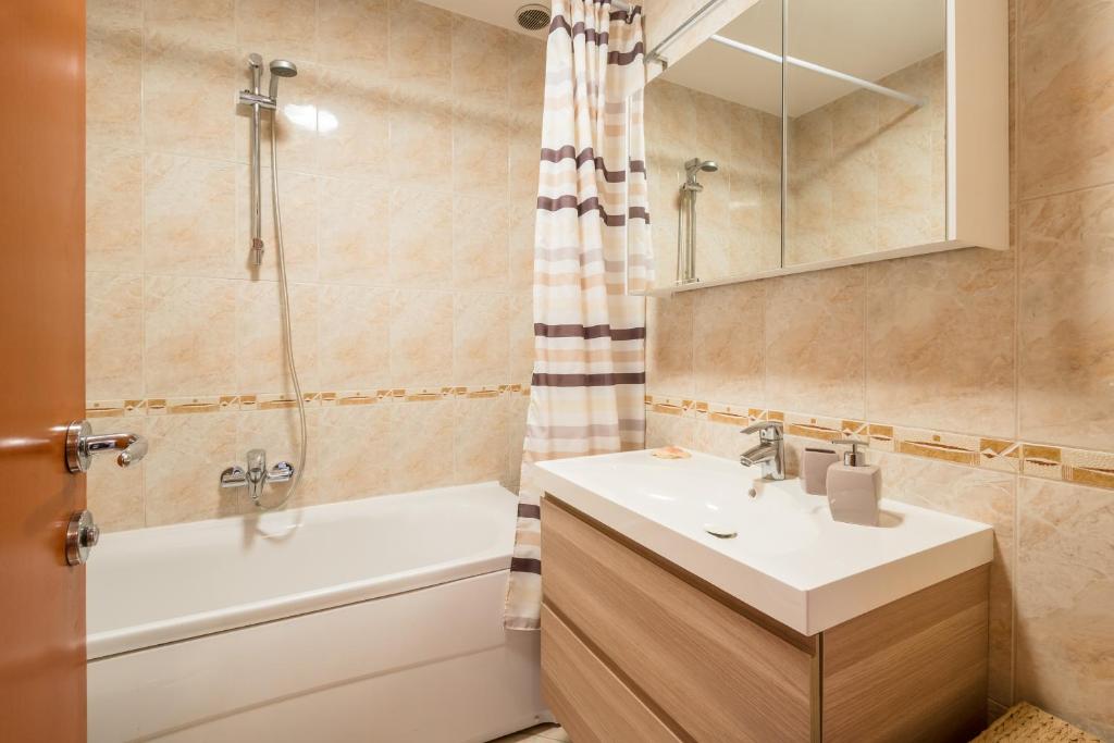 Kúpeľňa v ubytovaní Family Apartment Dubrovnik - private jacuzzi terrace, private parking