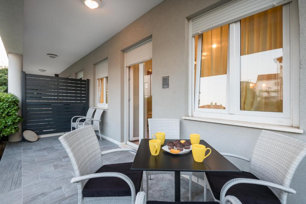 Posedenie v ubytovaní Family Apartment Dubrovnik - private jacuzzi terrace, private parking